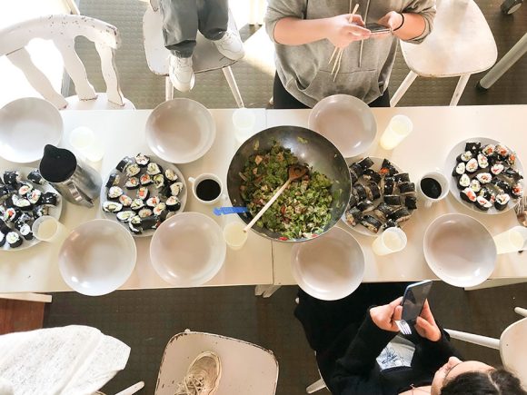 Von sehr einfachen Gerichten bis hin zu kulinarischen Besonderheiten wie Sushi: Die Mädchengruppe bereit sich ihr Mittagessen selbst zu.
